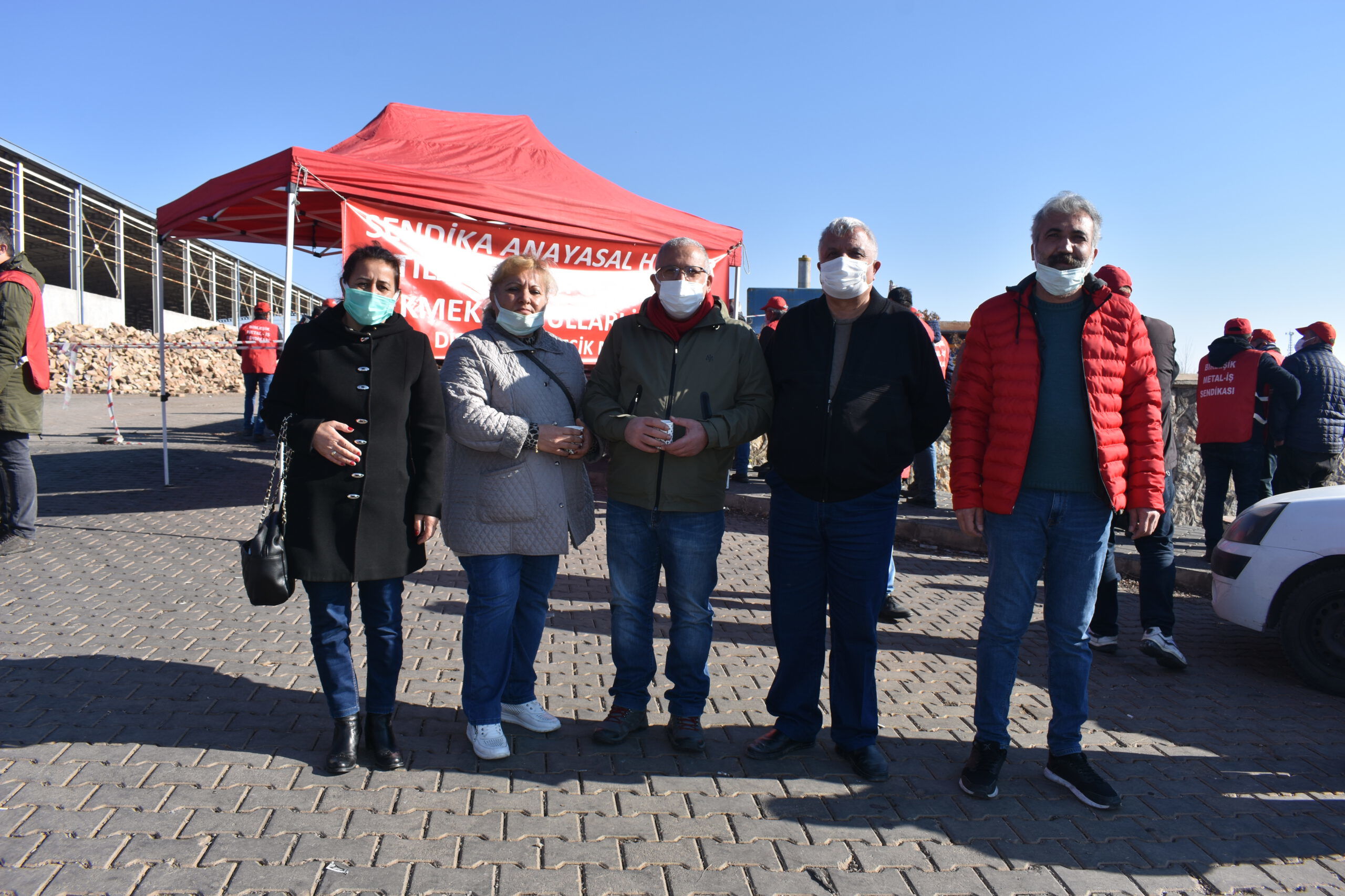 EKMEKÇİOĞULLARININ İŞTEN ATTIĞI İŞÇİLER YALNIZ BIRAKILMIYOR