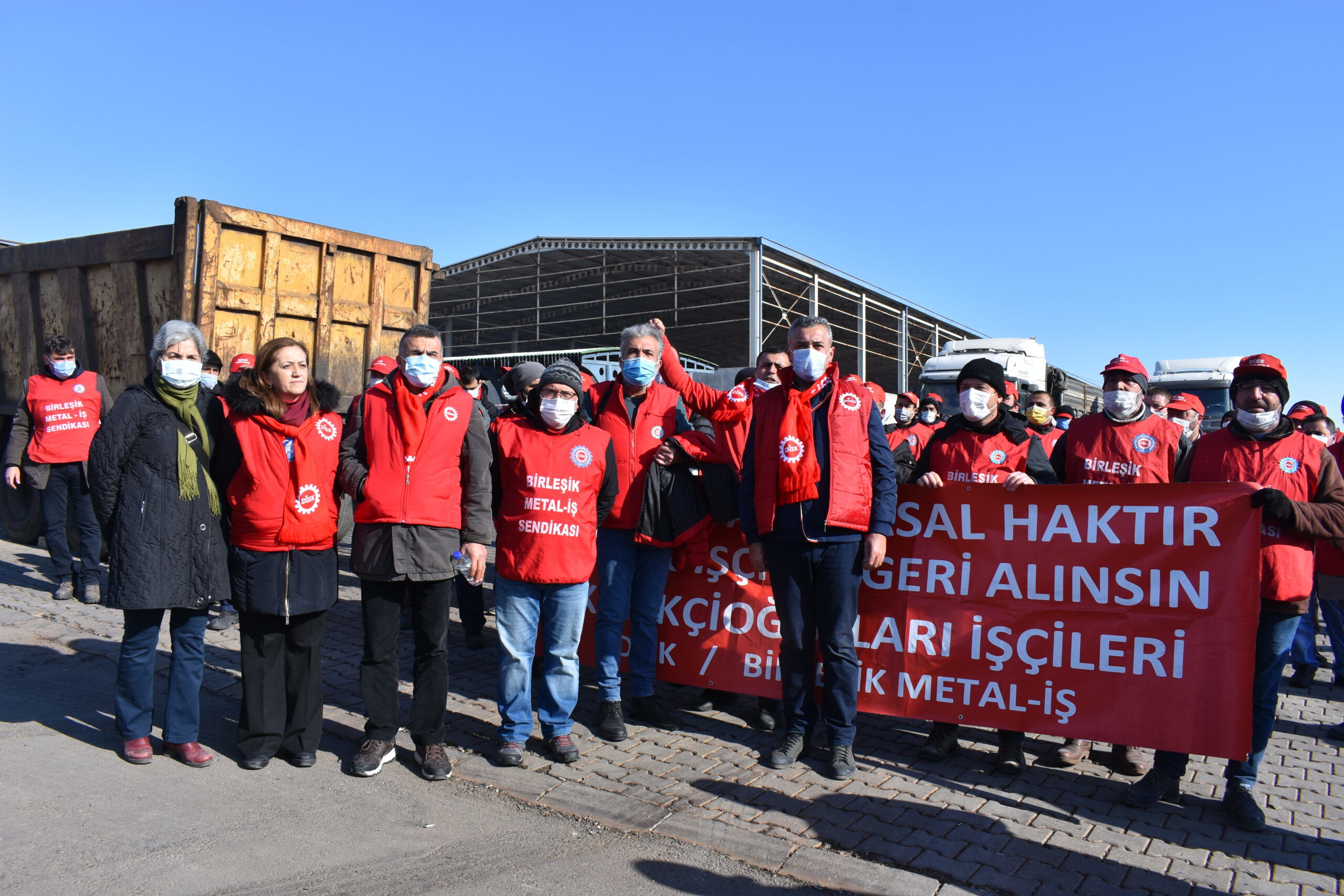 -13 DERECE DE EKMEK İÇİN 16 KİLOMETRE YÜRÜDÜLER