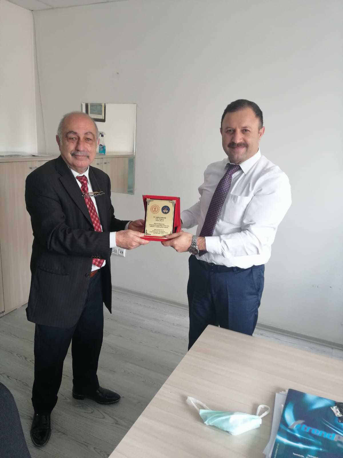 EMEKLİ GÜVENLİK UZMANINDAN HEMŞEHRİSİNE PLAKET