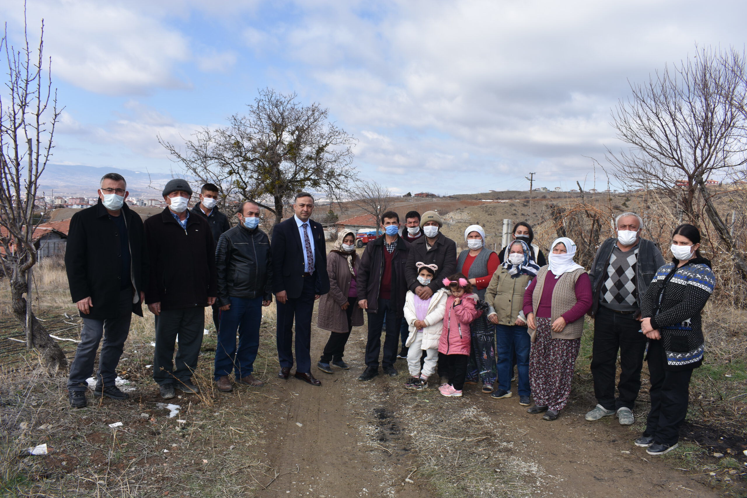 BU AİLELER 25 YILDIR YOL BEKLİYORLAR