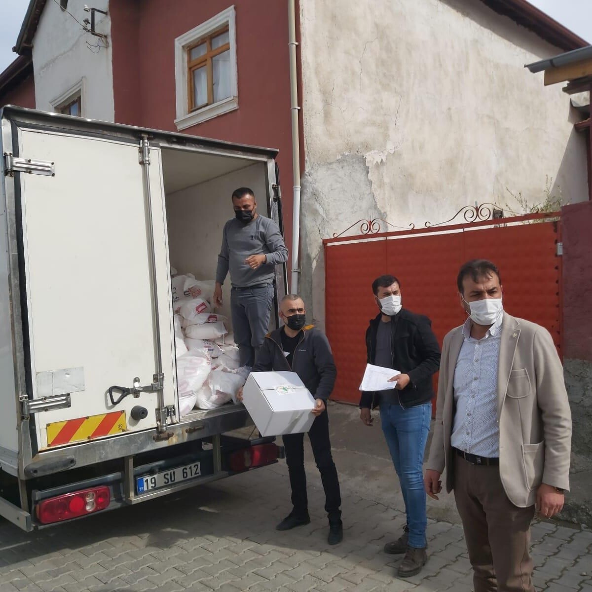YARDIM KOLİLERİ İHTİYAÇ SAHİPLERİNE ULAŞTIRILIYOR