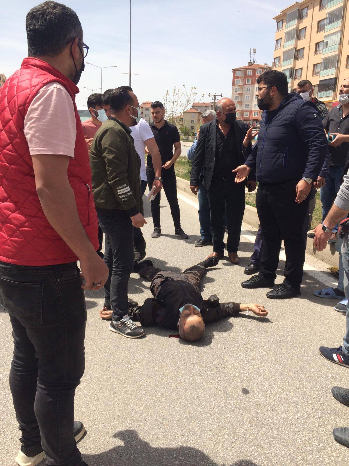 YOLUN KARŞISINA GEÇMEK İSTEYEN VATANDAŞA MİNİBÜS ÇARPTI