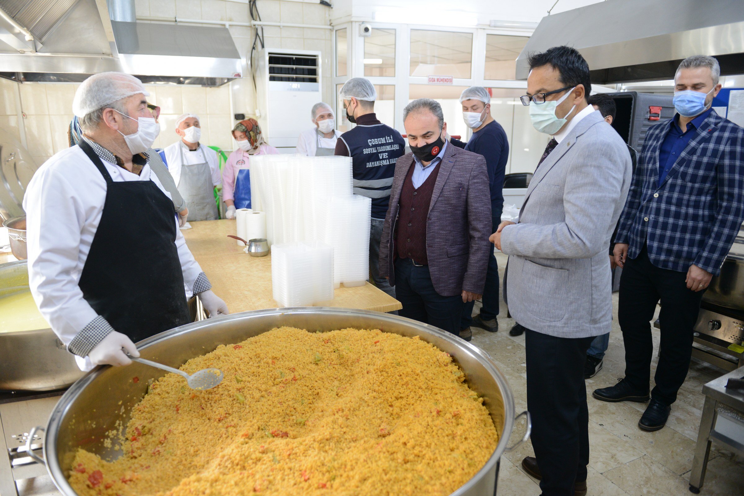Aşevinde Valilik Belediye işbirliği İhtiyaç sahiplerine sıcak iftarlık ulaştırılıyor