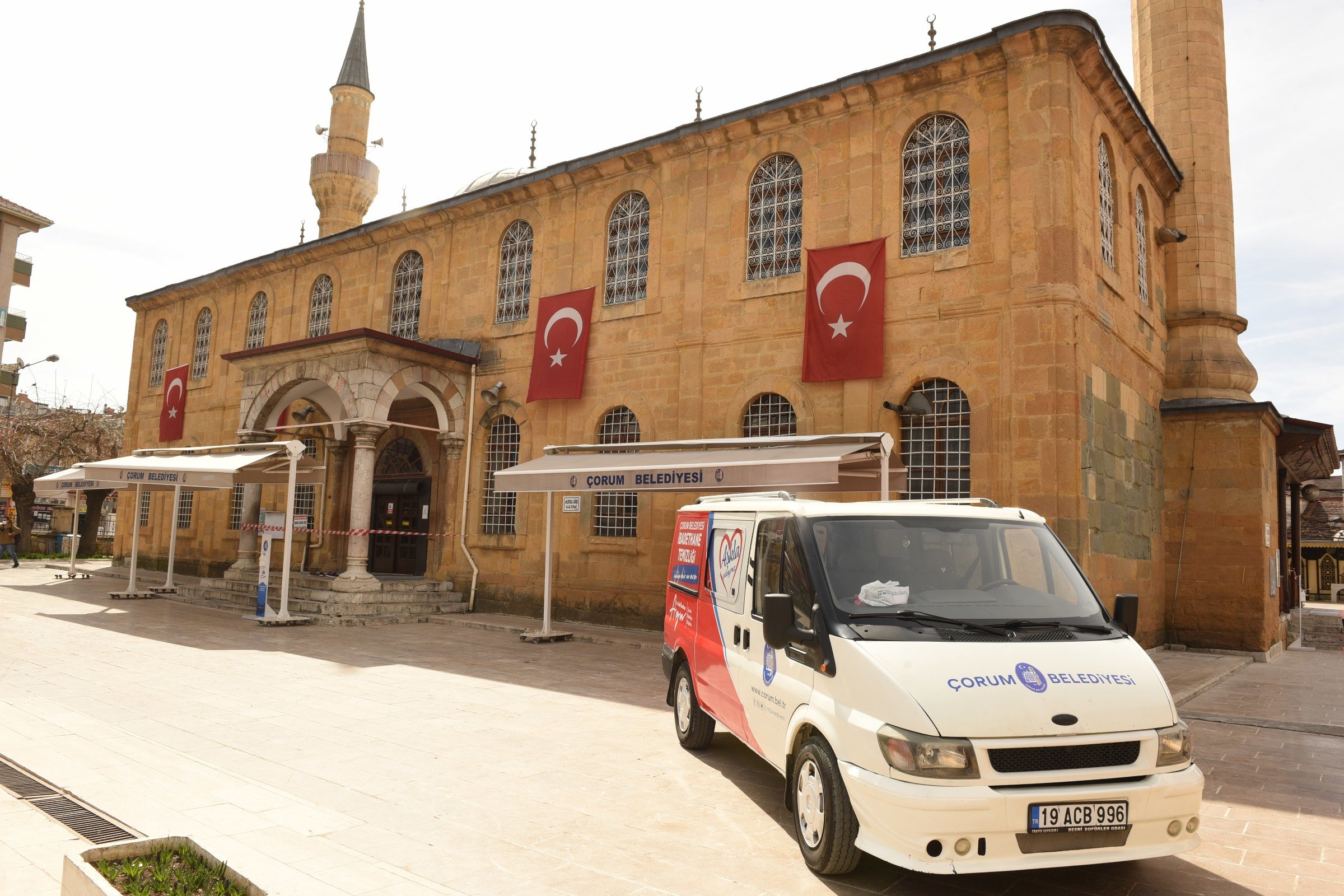 Belediye camileri tertemiz yapıyor