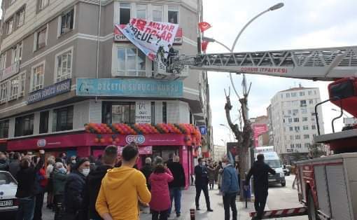 CHP ÇORUM İl BİNASINA ASILAN PANKART İTFAİYE ARACI İLE KALDIRILMAK İSTENİLDİ