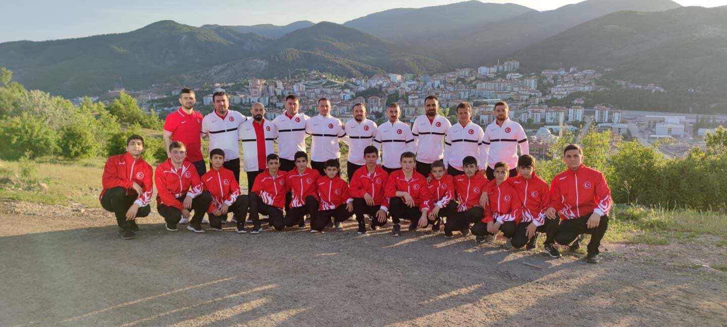 SARI FIRTINA AVRUPA ARENASINDA