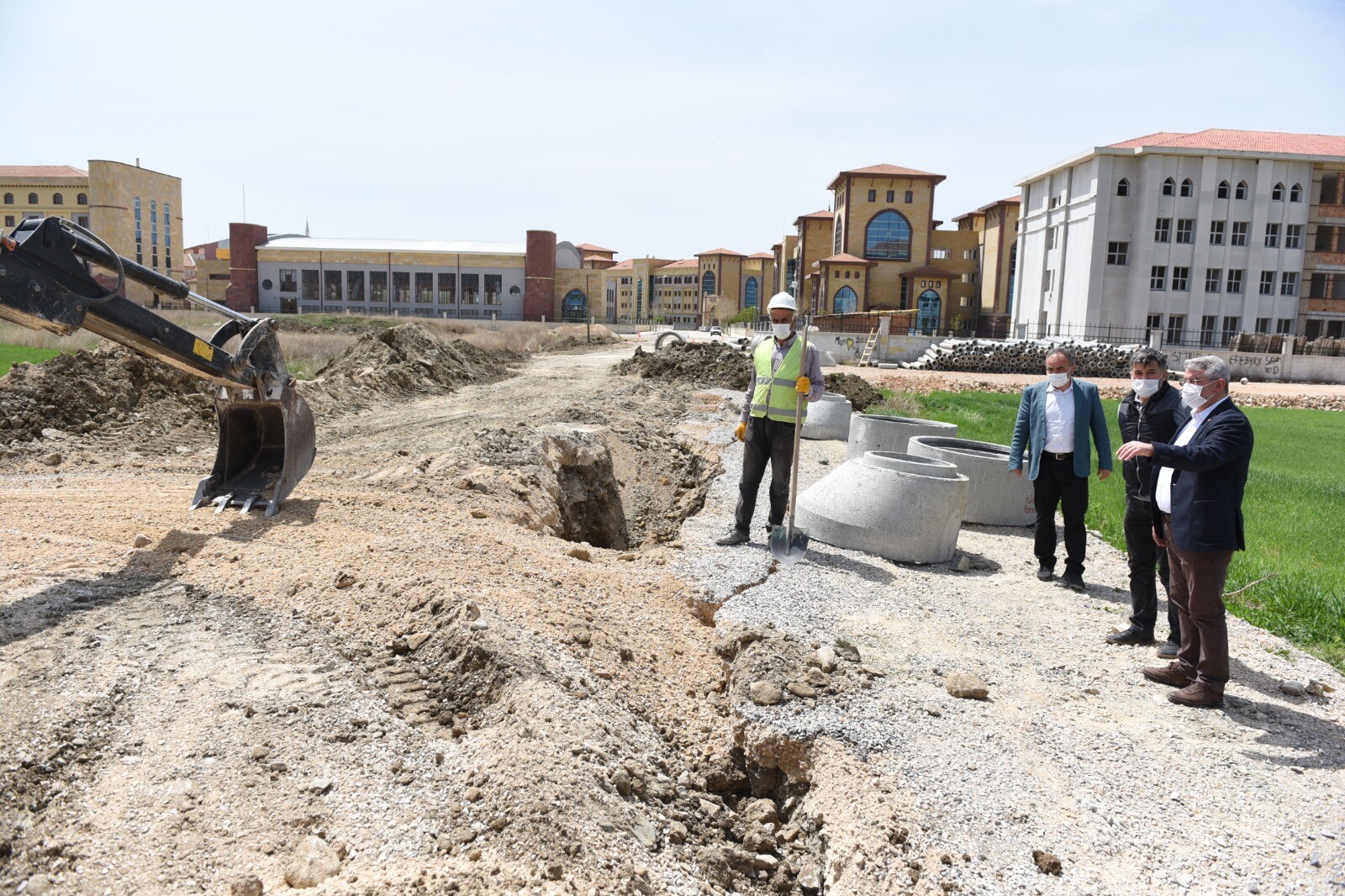 Belediye Fen Lisesi Sokakta altyapı yapıyor