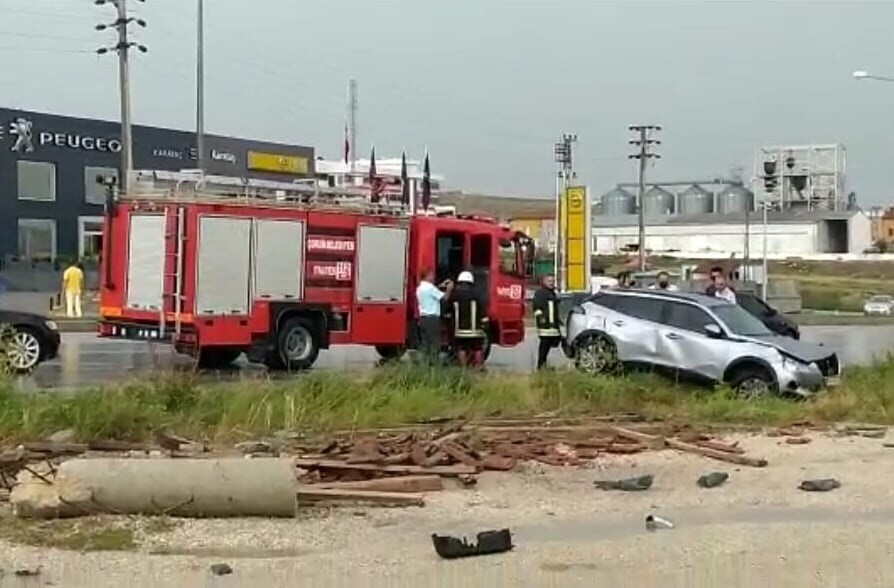 YAĞMURDA YOL KAYGANLAŞTI! BAŞKANIN OĞLU KAZA GEÇİRDİ