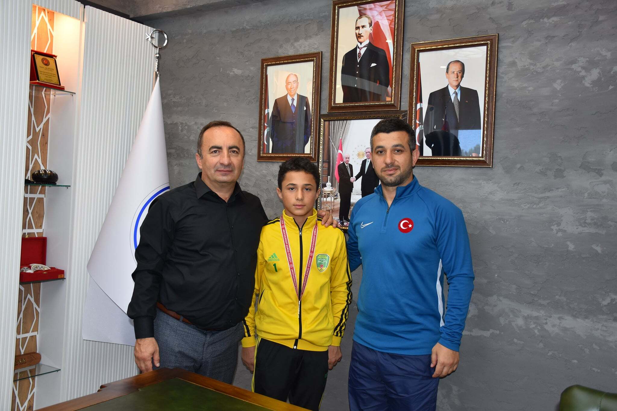 BAŞKAN ŞAMPİYONU ÖDÜLLENDİRDİ