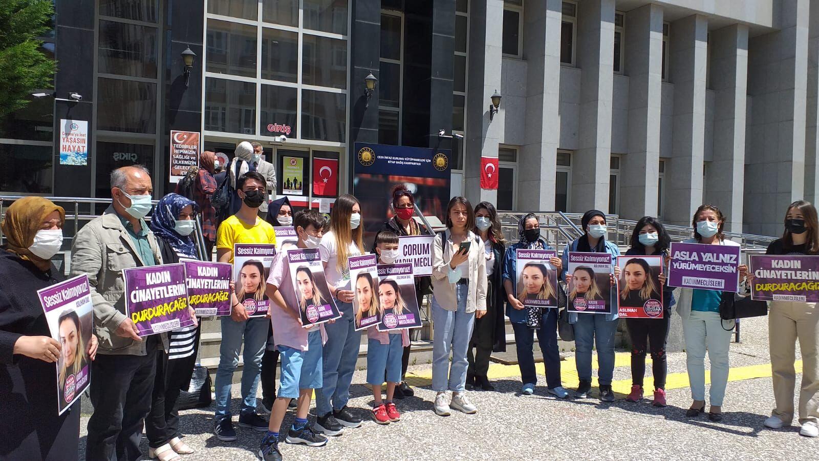 BAKAN, 1 AYDA 25 KADIN ÖLDÜRDÜ DİYE ÖĞÜNDÜ