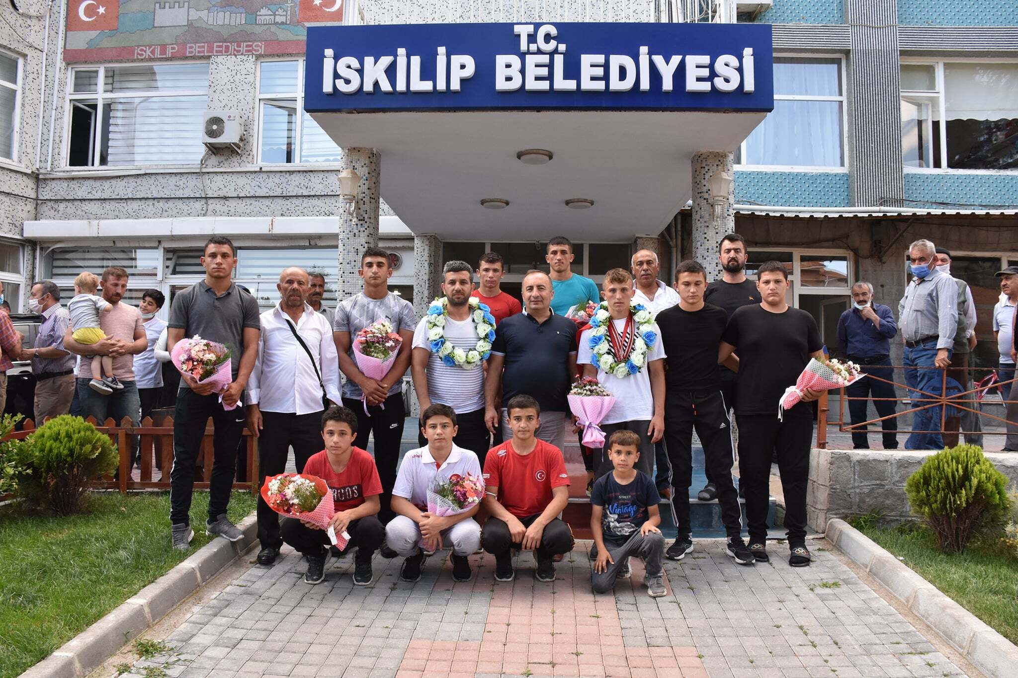 BELEDİYE GÜREŞ TAKIMI ÇOŞKUYLA KARŞILANDI