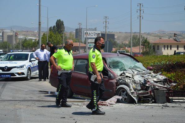 GREYDER ÖNÜNDE FECİ KAZA!OTOMOBİL HURDAYA DÖNDÜ