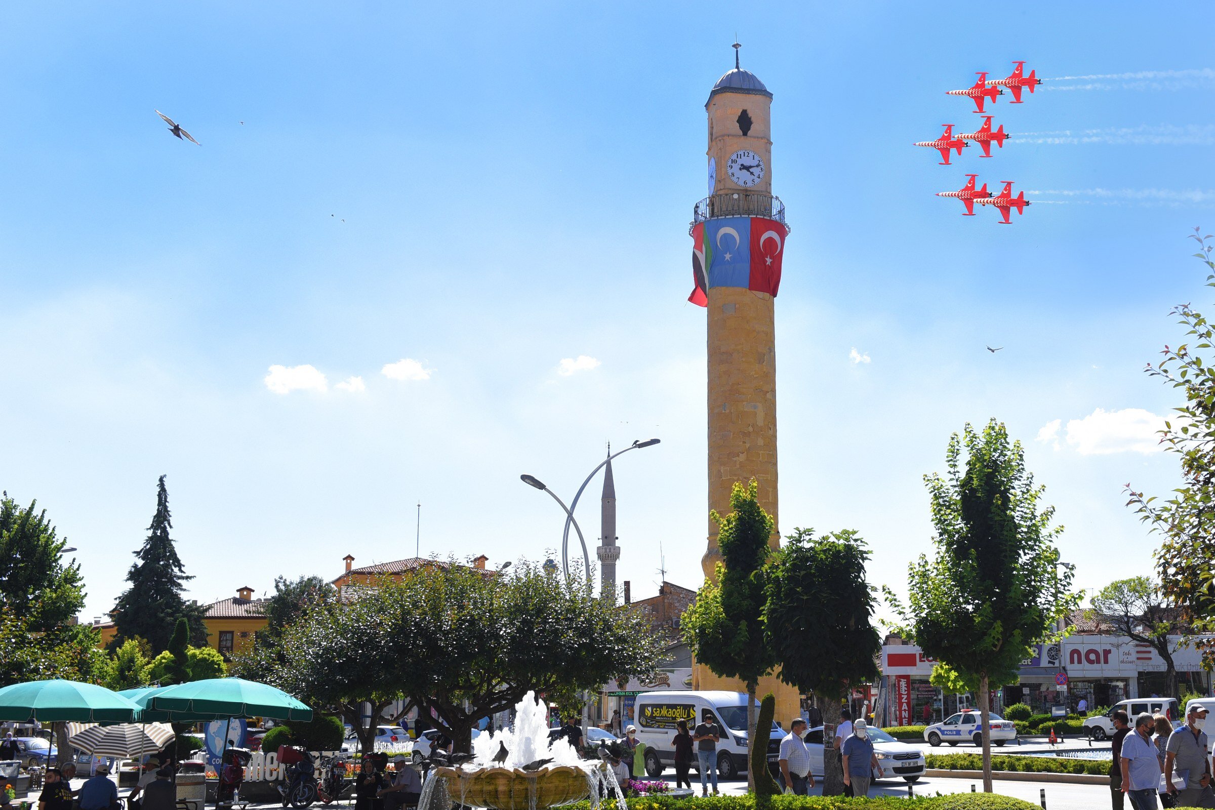 Türk Yıldızları’nı Kadeş Meydanı’nda izliyoruz