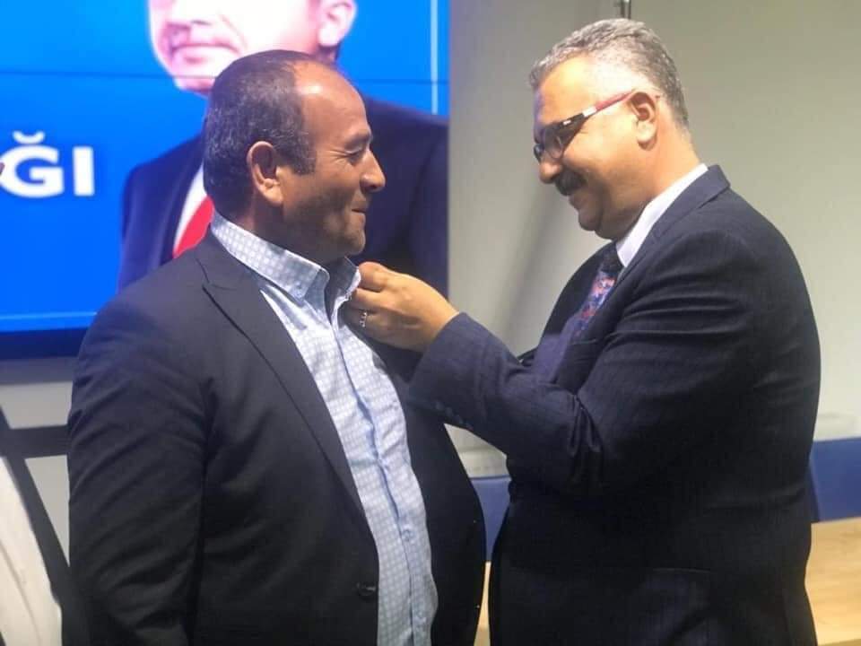 CHP’DEN İSTİFA EDEN MECLİS ÜYESİ AK PARTİ’YE GEÇEREK ROZETİ TAKTI!