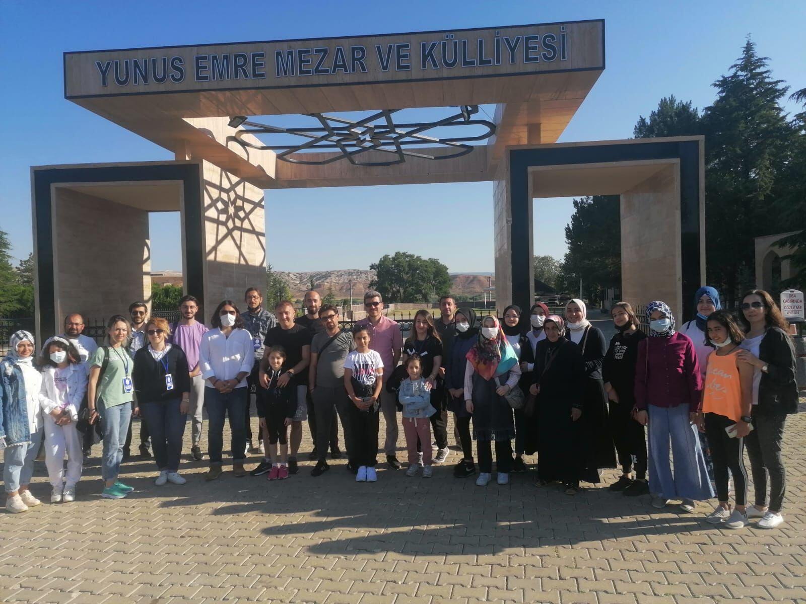 Yarışma Finalistleri Yunus Emre Kabrini ziyaret etti