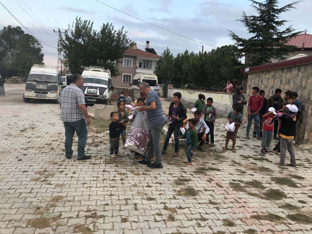 KÖYE TİYATRO GELDİ, ÇOCUKLAR SEVİNDİ