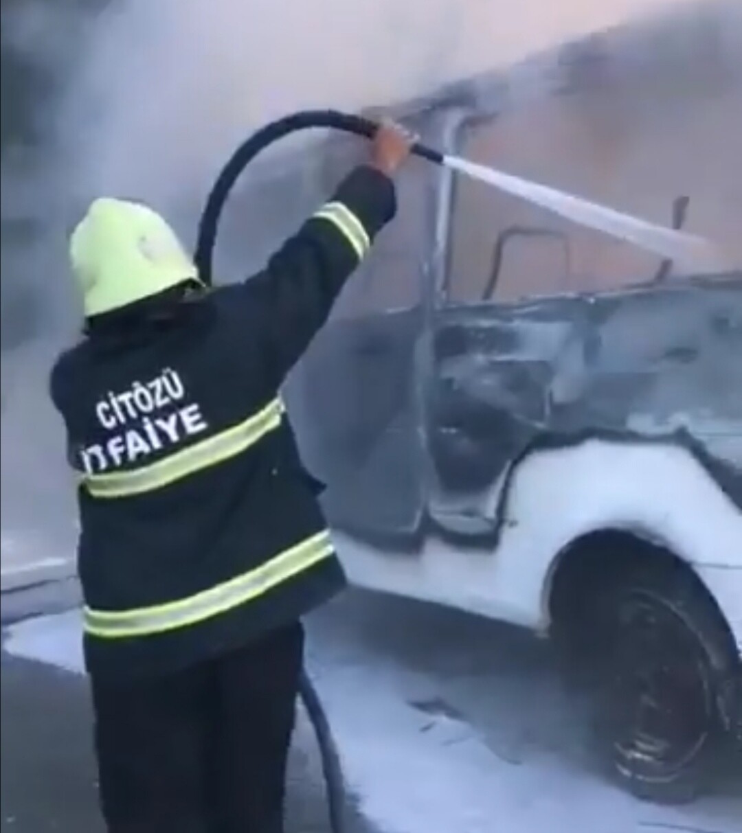 OKUL SERVİSİ ALEV ALEV YANDI, 12 ÖĞRENCİ KILPAYI KURTULDU