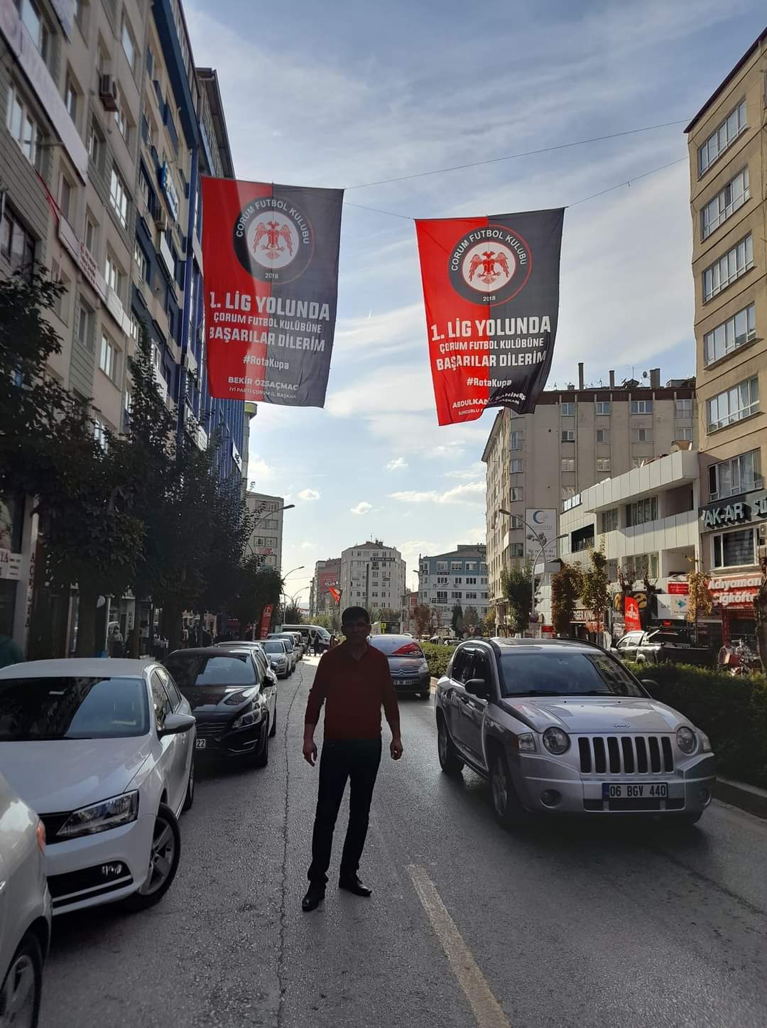 İNDİRİLEN BİR BAYRAK YERİNE İKİ BAYRAK ASILDI