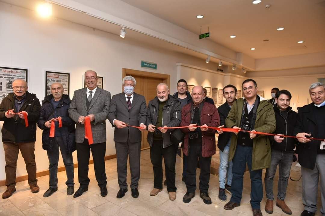 GAZETECİLER KURDELE KESTİ BAŞKAN DA FOTOĞRAF ÇEKTİ