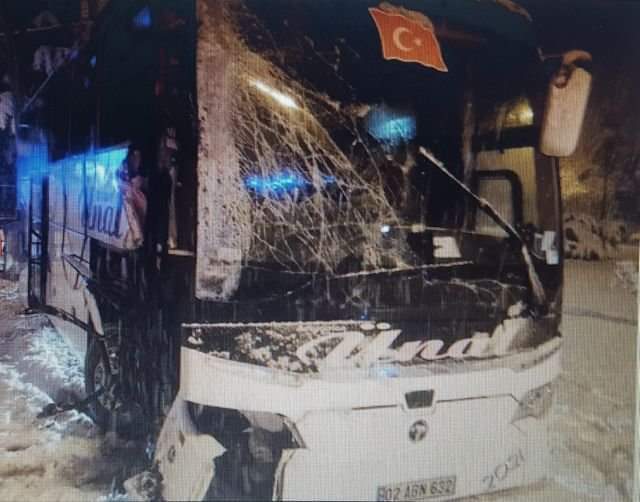 MERZİFONDA YOLCU OTOBÜSÜ BARİYERLERE ÇARPTI