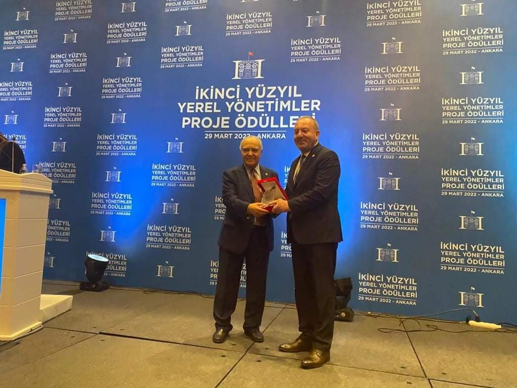 “YILIN EN BAŞARILI PROJESİ ÖDÜLÜ” BAŞKAN ŞAHİNER’İN
