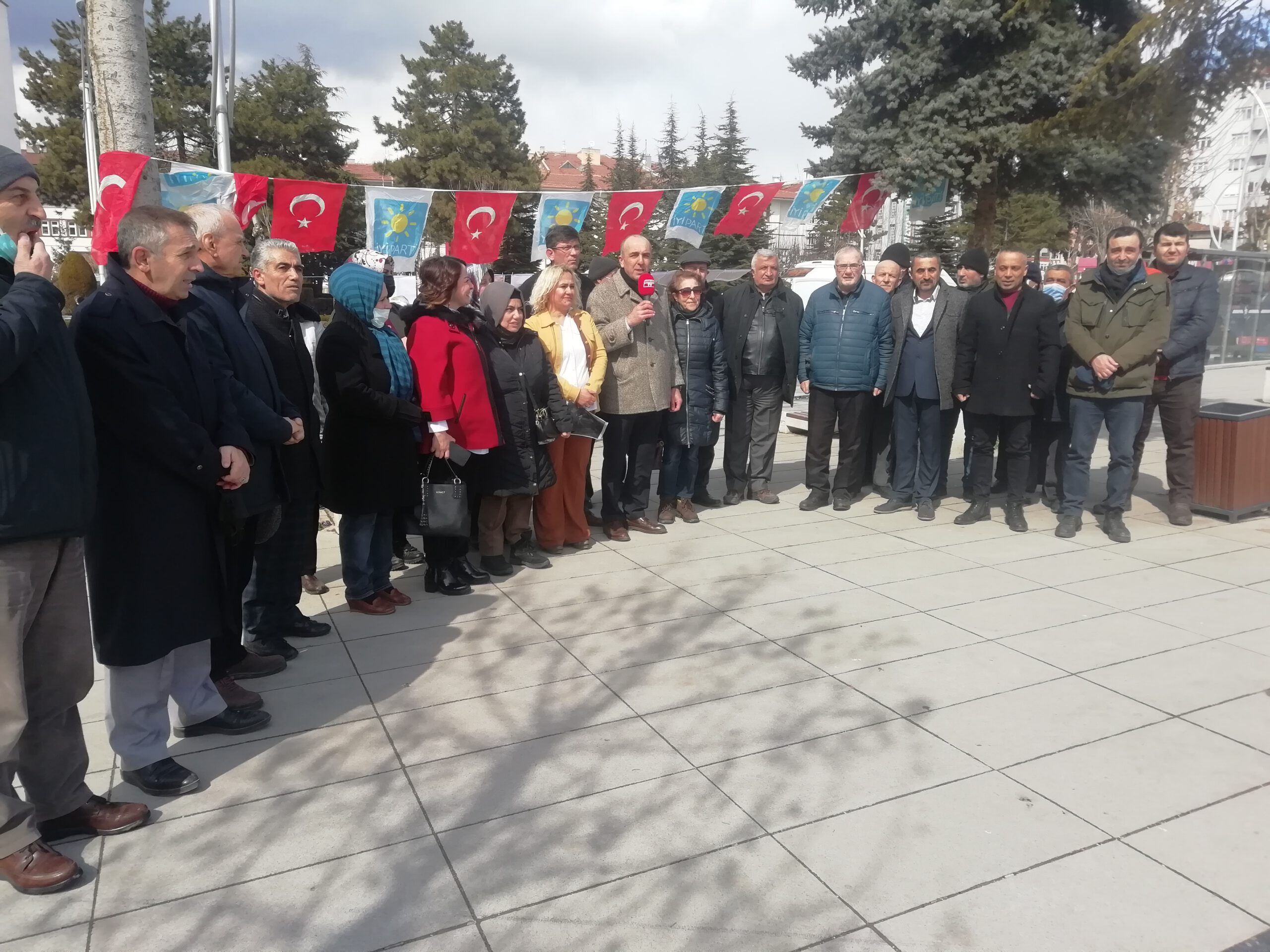 İYİ PARTİ, ÇANAKKALE ŞEHİTLERİNİN RUHU İÇİN HOŞAF VE BAZLAMA DAĞITTI