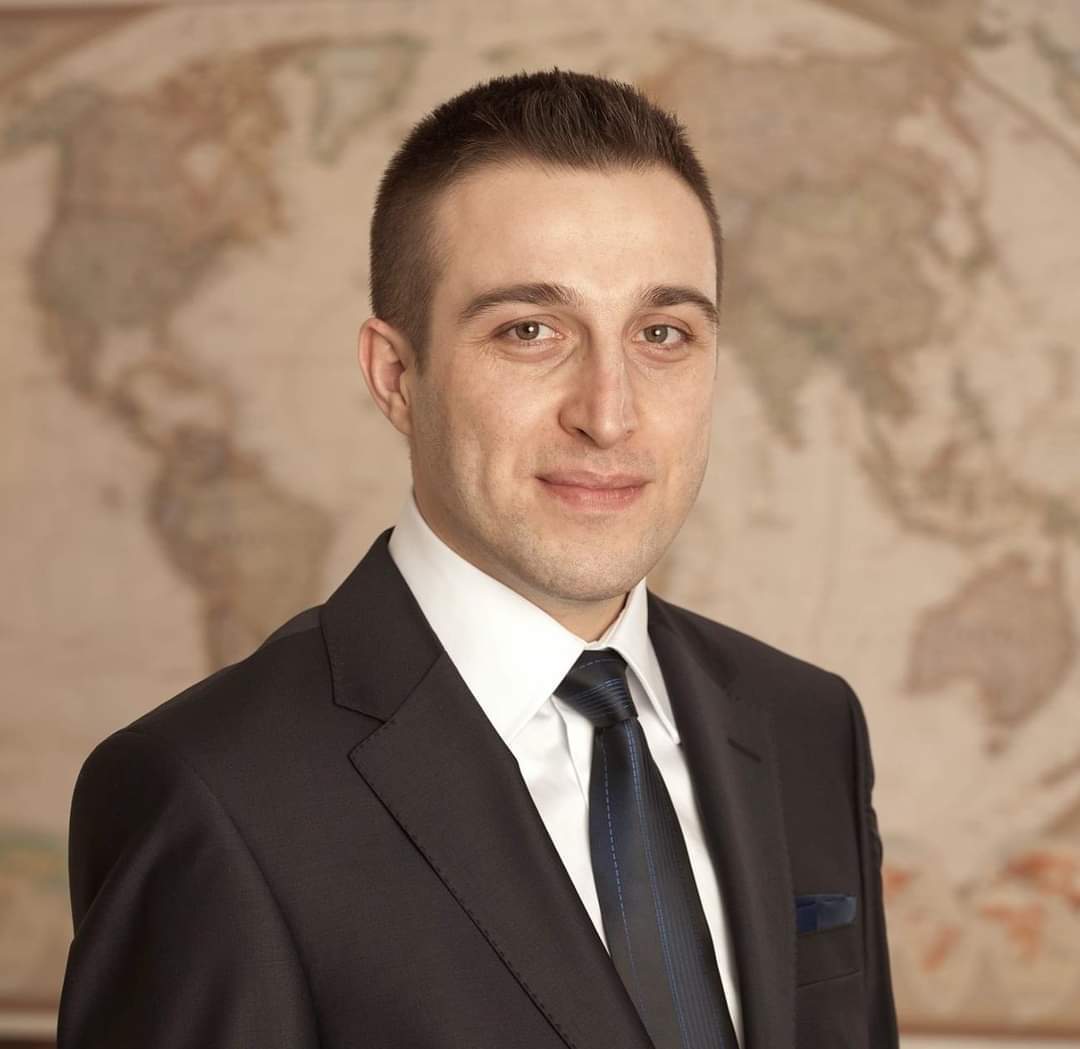 “İŞ DÜNYASI SAHİPSİZ, ÇADIR TİYATROSU OYNANIYOR…“