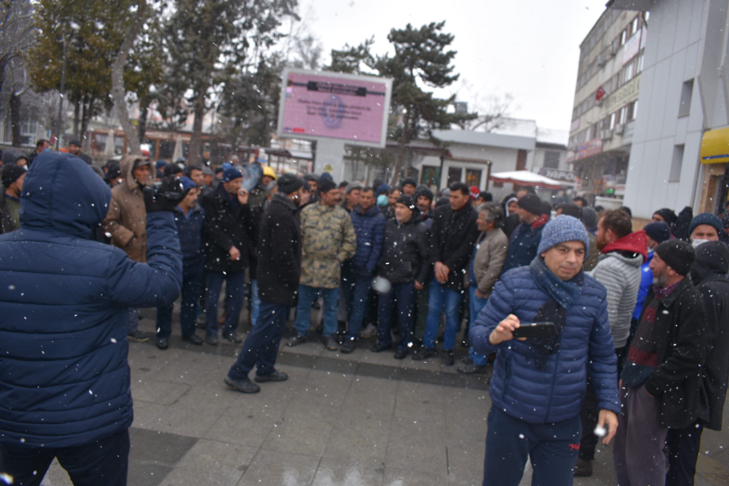 “SIVI YAĞ PARASINA BİR GÜN ÇALIŞIYORUZ”