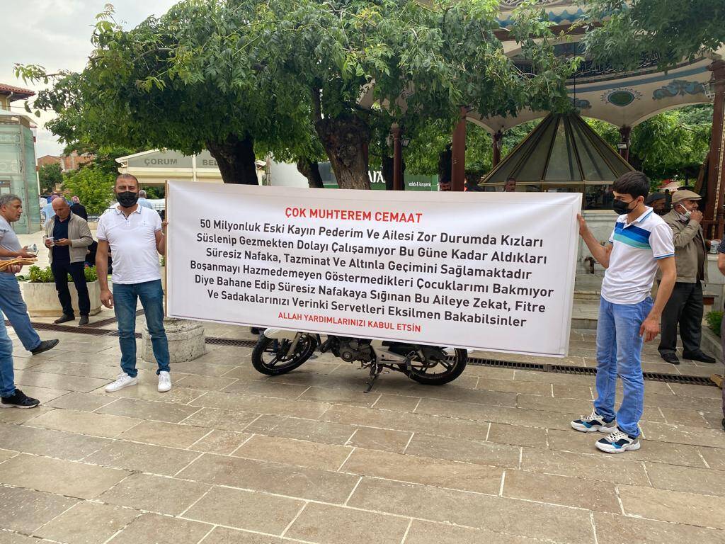 CAMİ AVLUSUNDA PANKART AÇTI! ZENGİN KAYINPEDERE İSYAN ETTİ