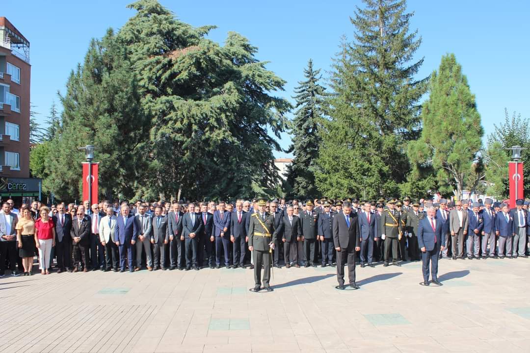 ZAFER BAYRAMI’NDA ATA’YA SAYGI