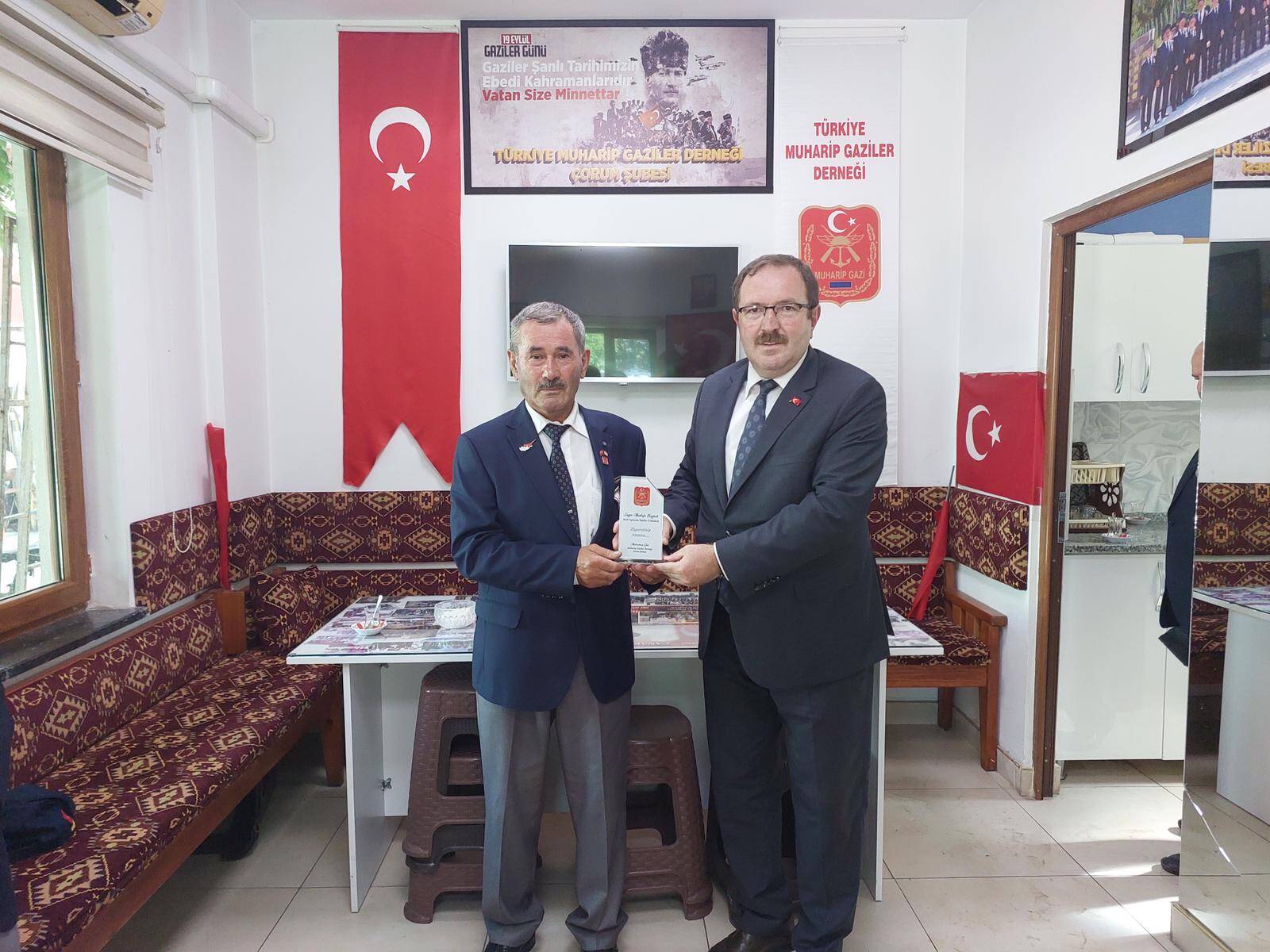 Gül, Mustafa Bayrak’a plaket takdim etti
