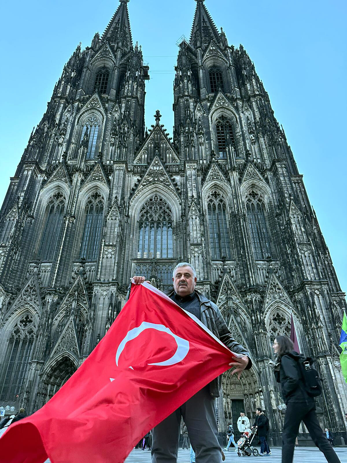Almanya’da Türk bayrağı açtılar