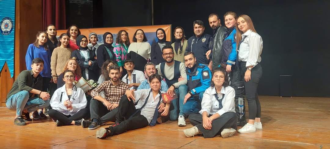 POLİSLER VE ÖĞRENCİLER BAĞIMLILIĞA<br>“BOŞ SANDALYE” İLE DİKKAT ÇEKTİ