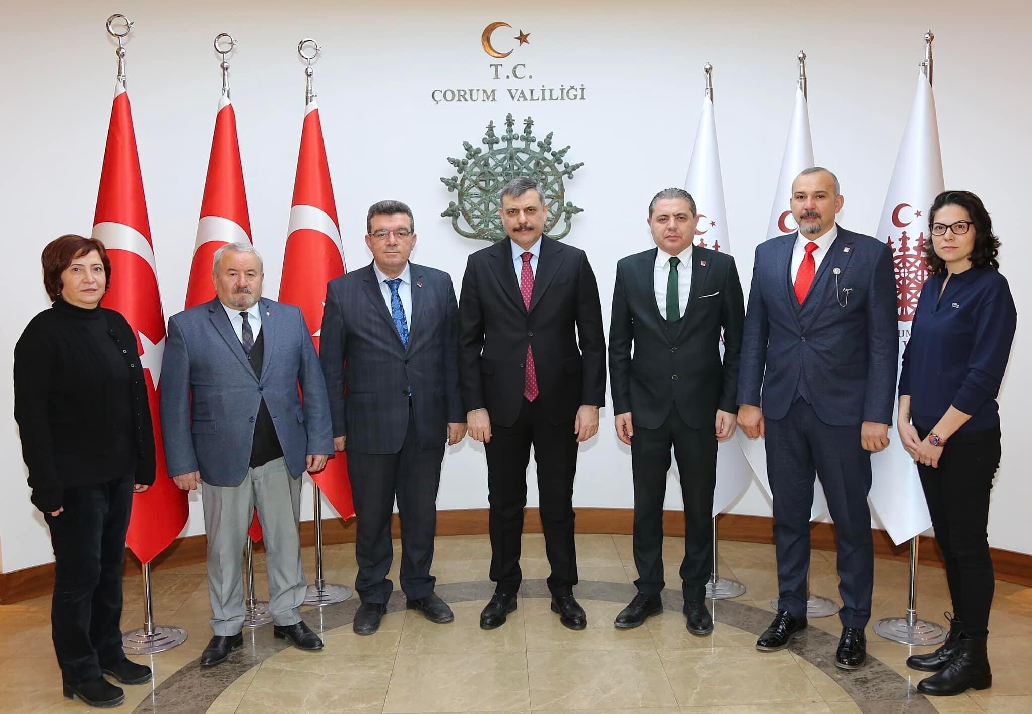 <strong>CHPPARTİ YÖNETİCİLERİNDEN<br>VALİ ÇİFTÇİ’YE ZİYARET</strong>
