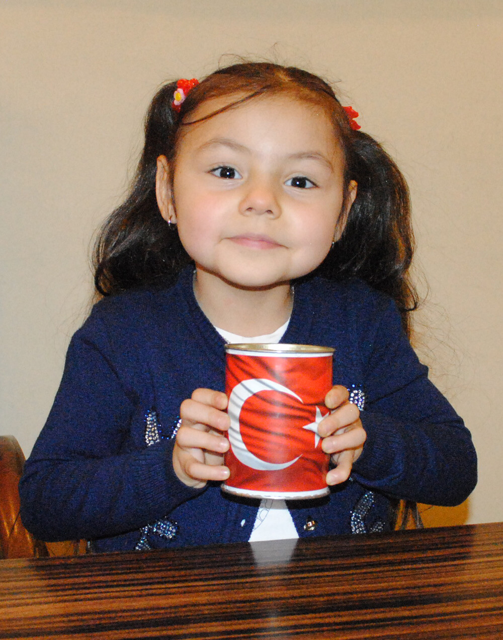 <strong>Minik Elif Naz, kumbarasını depremzedelere bağışladı</strong>