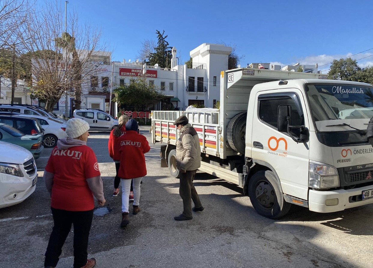 <strong>AKUT VAKFI’NIN DEPREM BÖLGELERİNE YARDIM SEVKİYATI ARALIKSIZ SÜRÜYOR</strong>