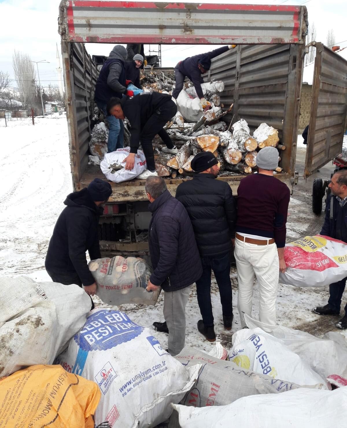 KÖYLERDEN DEPREM BÖLGESİNE ODUN DESTEĞİ