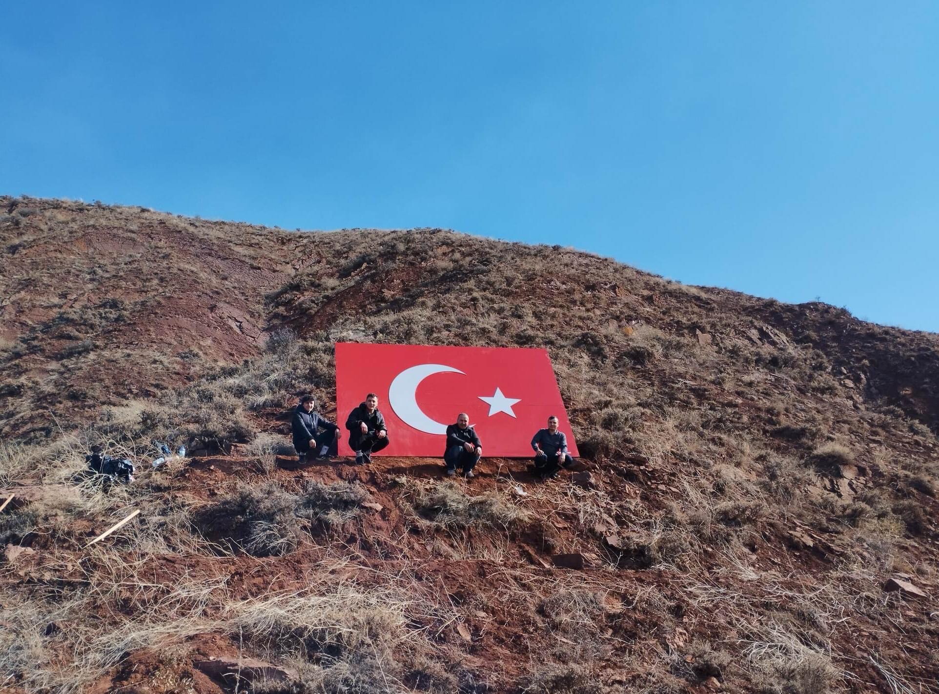 YEŞİLOVA KÖYÜ KOCATEPE MEVKİİNE BAYRAK YERLEŞTİRİLDİ