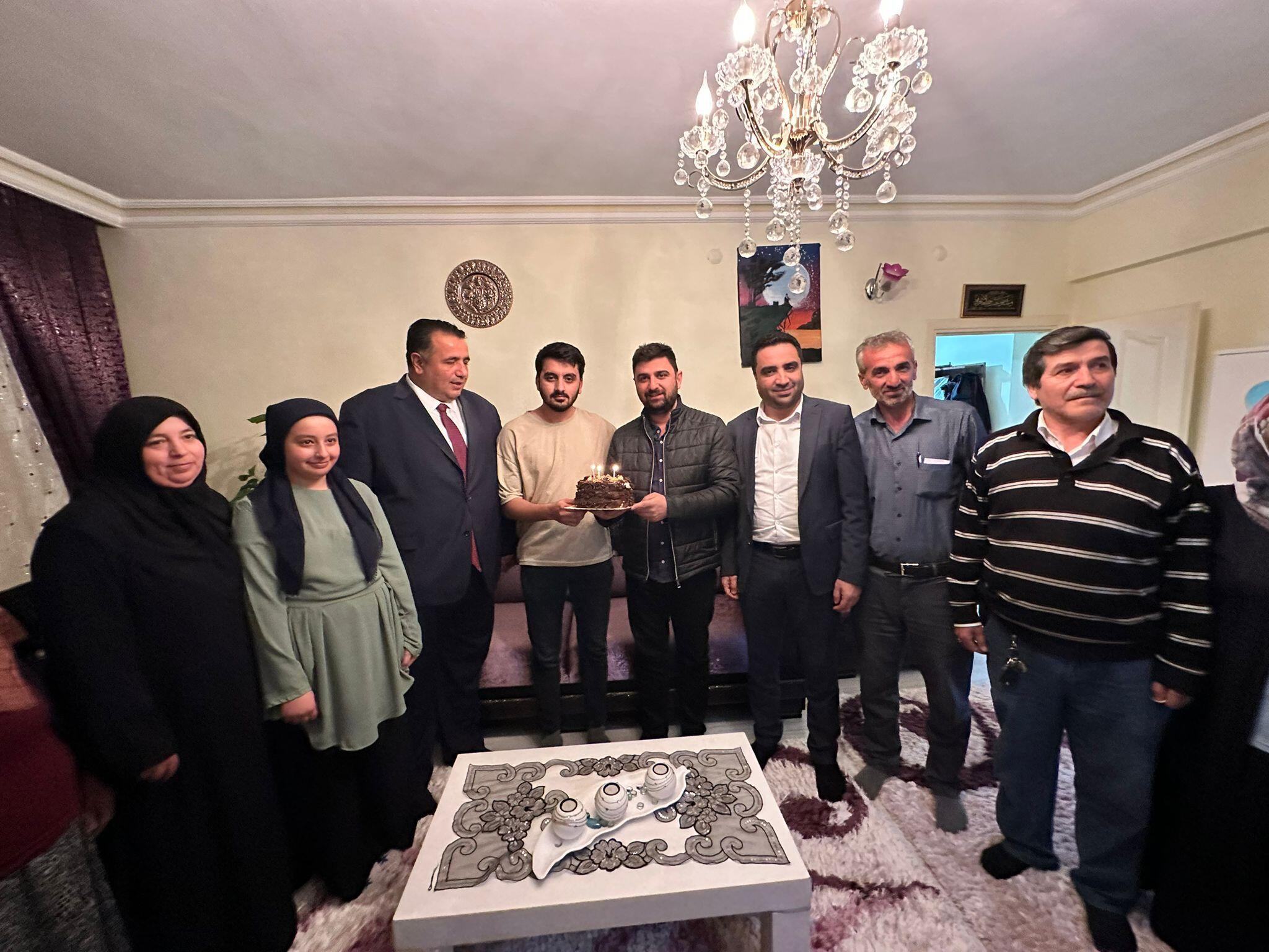 OĞUZHAN KAYA’DAN GENÇLERE DOĞUM GÜNÜ SÜRPRİZİ