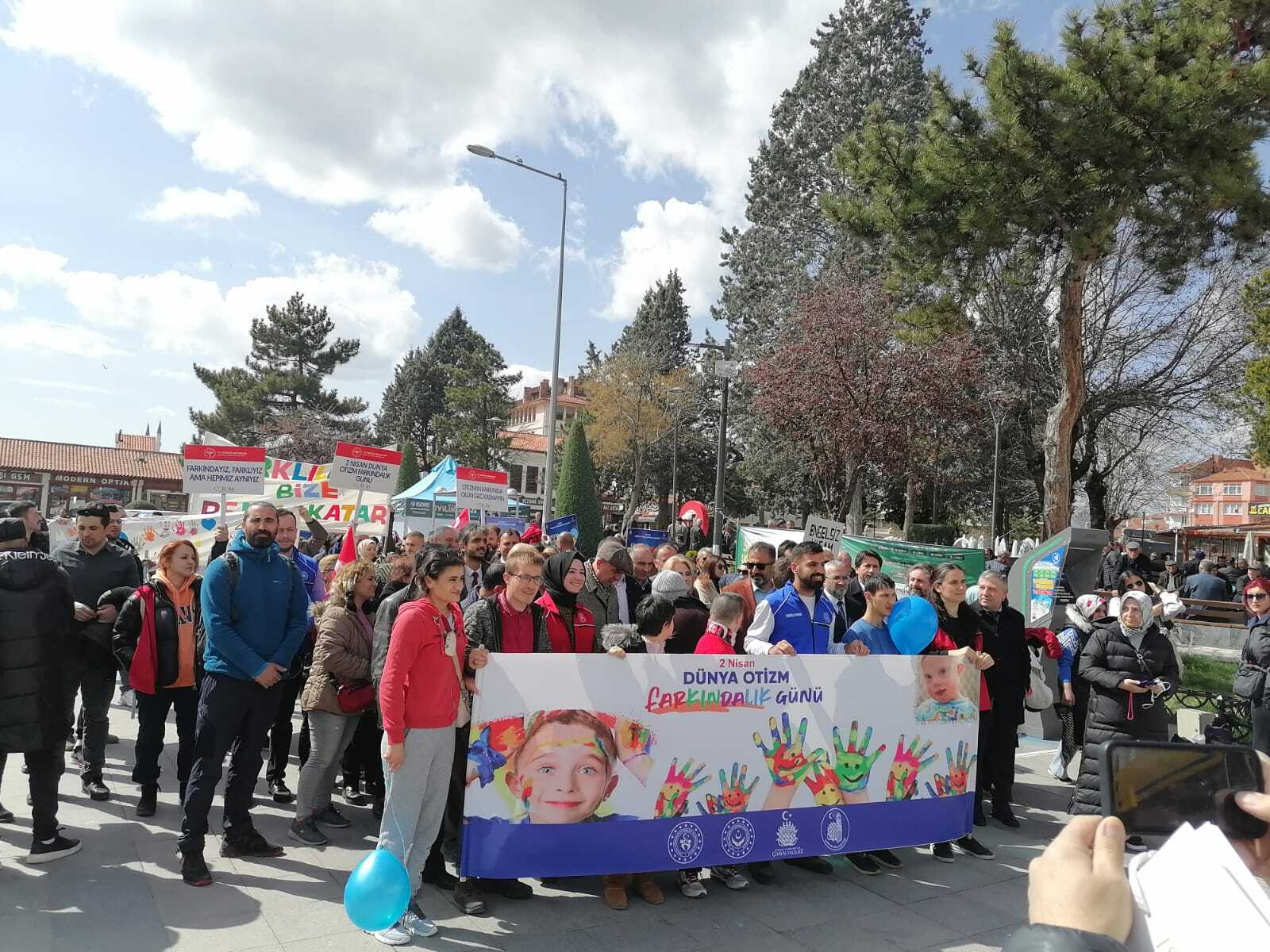 “OTİZMİN FARKINDAYIZ VE ONLARIN YANINDAYIZ”