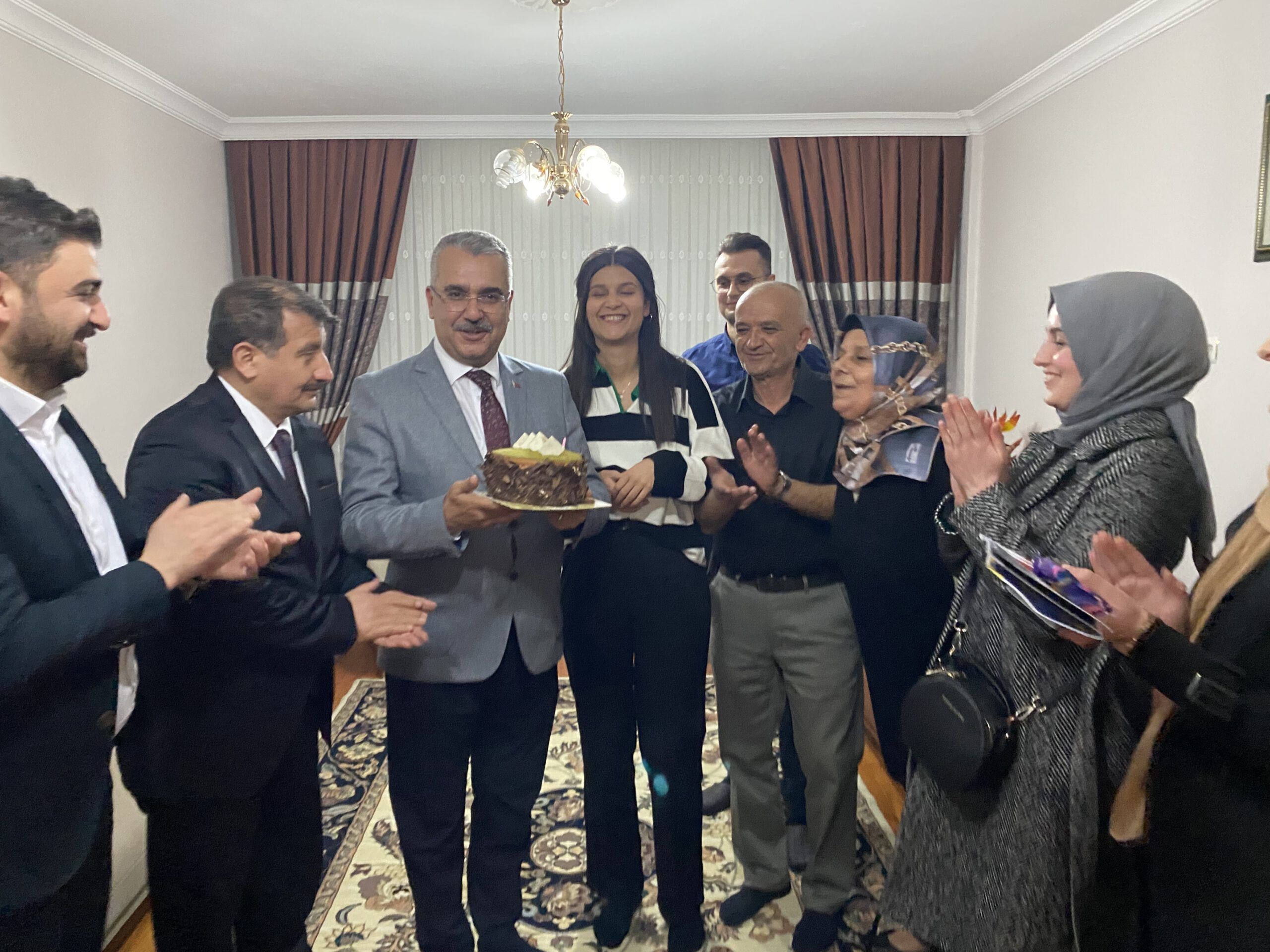 Ahlatcı’dan Gençlere Doğum Günü Sürprizi