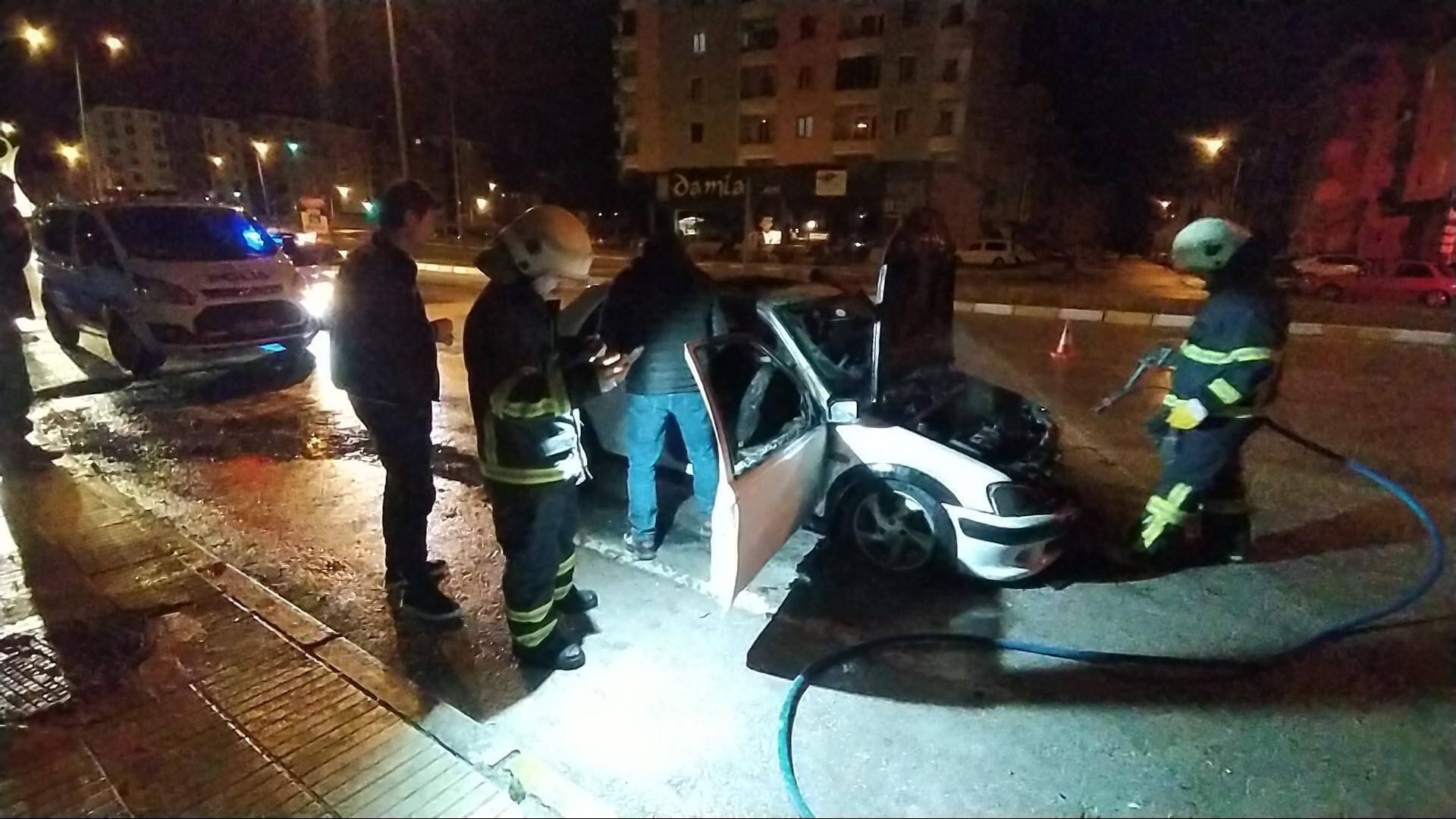 ARAÇ ALEV ALDI, PARK ETTİ, YARDIM İSTEDİ
