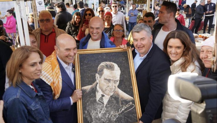 Alaçatı Ot Festivali’nde Soyer’e mozaik Atatürk Portresi 