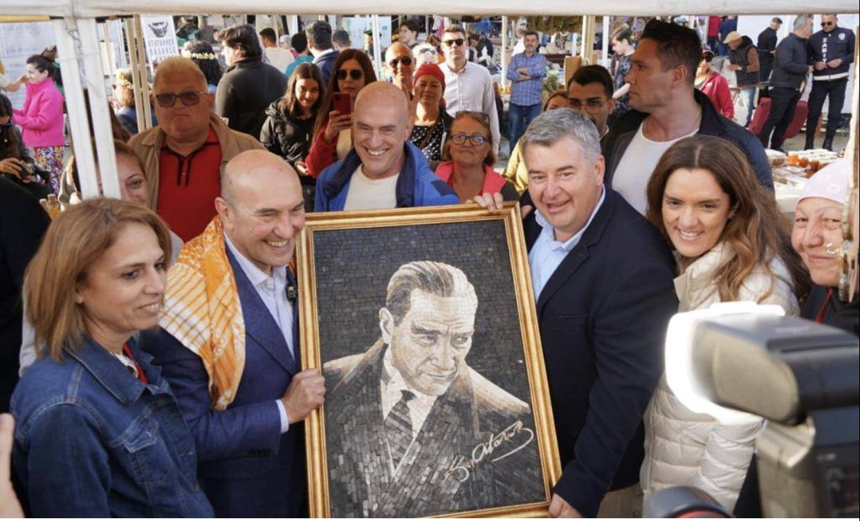 Alaçatı Ot Festivali’nde Soyer’e mozaik Atatürk Portresi 