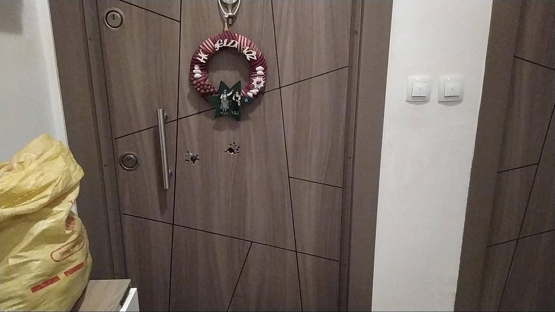 APARTMANA GİRİP EVİN KAPISINI KURŞUNLADILAR