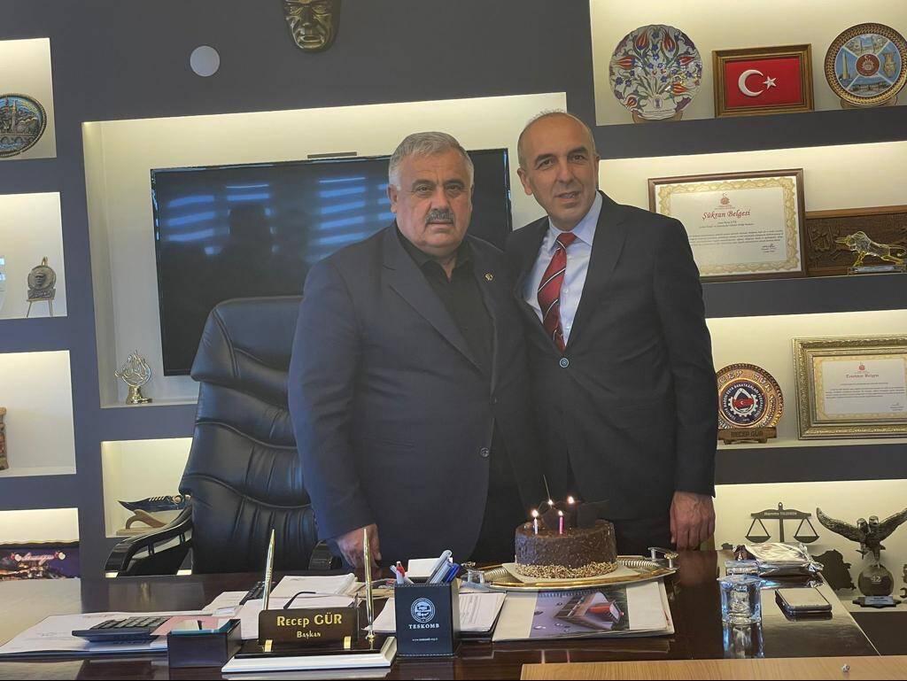 ÖZSAÇMACI’DAN ÇESOB BAŞKANI GÜR’E DOĞUM GÜNÜ SÜRPRİZİ