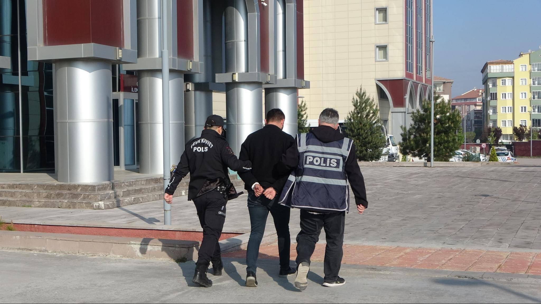 ÇORUM’DA SABAHIN İLK IŞIKLARIYLA 22 ADRESE OPERASYON