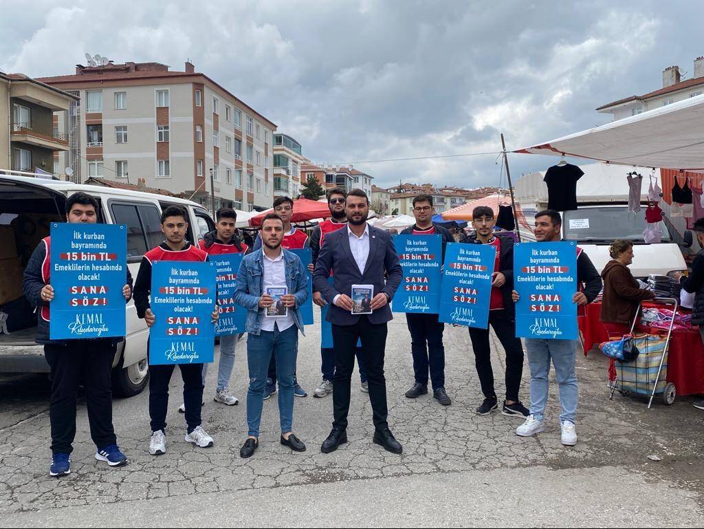 CANLI BİLBOARDLAR CUMARTESİ PAZARINDA EMEKLİLERLE GÖRÜŞTÜ