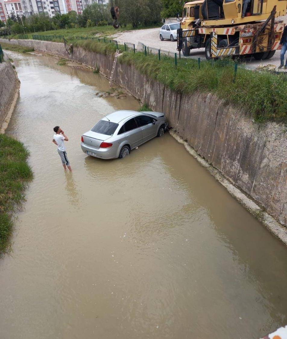 OTOMOBİL DEREYE UÇTU
