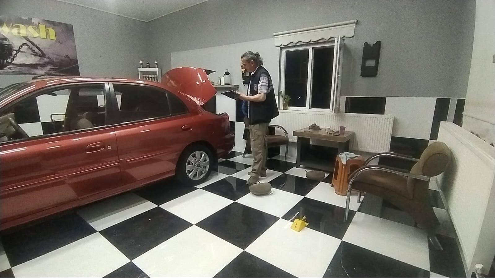 OTOMOBİLİN ÜZERİNE MERMİ DÜŞTÜ